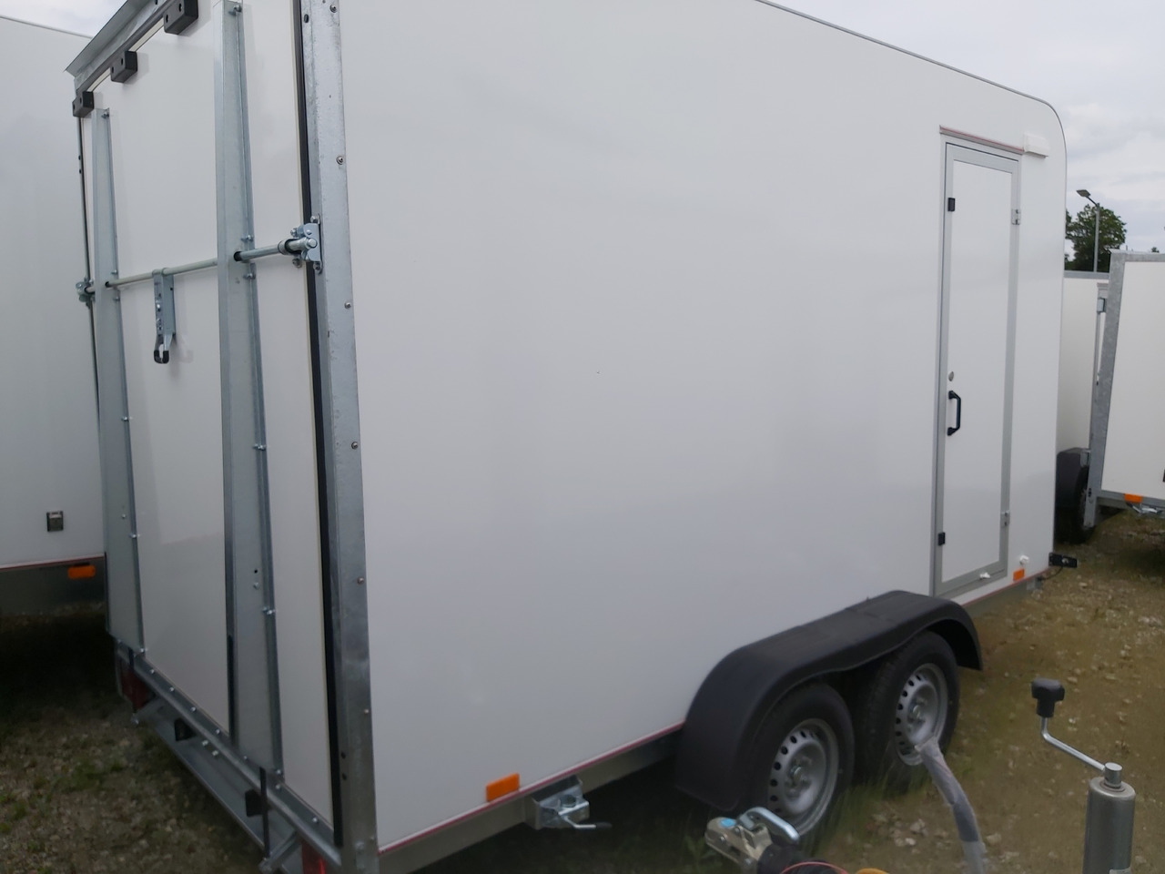 Koffer TFS 360T.01 2700 360x200x210cm aero Heckrampe Seitentür Zurrsystem (L) 100km/H 2700kg - Remorque fourgon: photos 2 Koffer TFS 360T.01 2700 360x200x210cm aero Heckrampe Seitentür Zurrsystem (L) 100km/H 2700kg - Remorque fourgon: photos 2