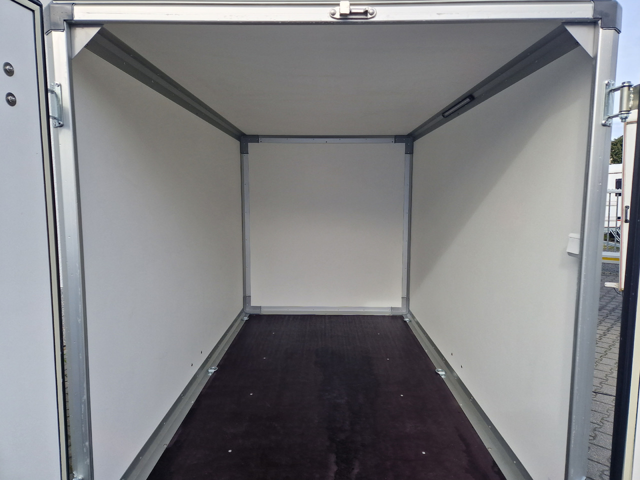 Remorque fourgon Variant C1315 C2 Edition black 258x148x157cm Alufelgen darkline 1350kg 100km/H 2024 black deal: photos 11 Remorque fourgon Variant C1315 C2 Edition black 258x148x157cm Alufelgen darkline 1350kg 100km/H 2024 black deal: photos 11