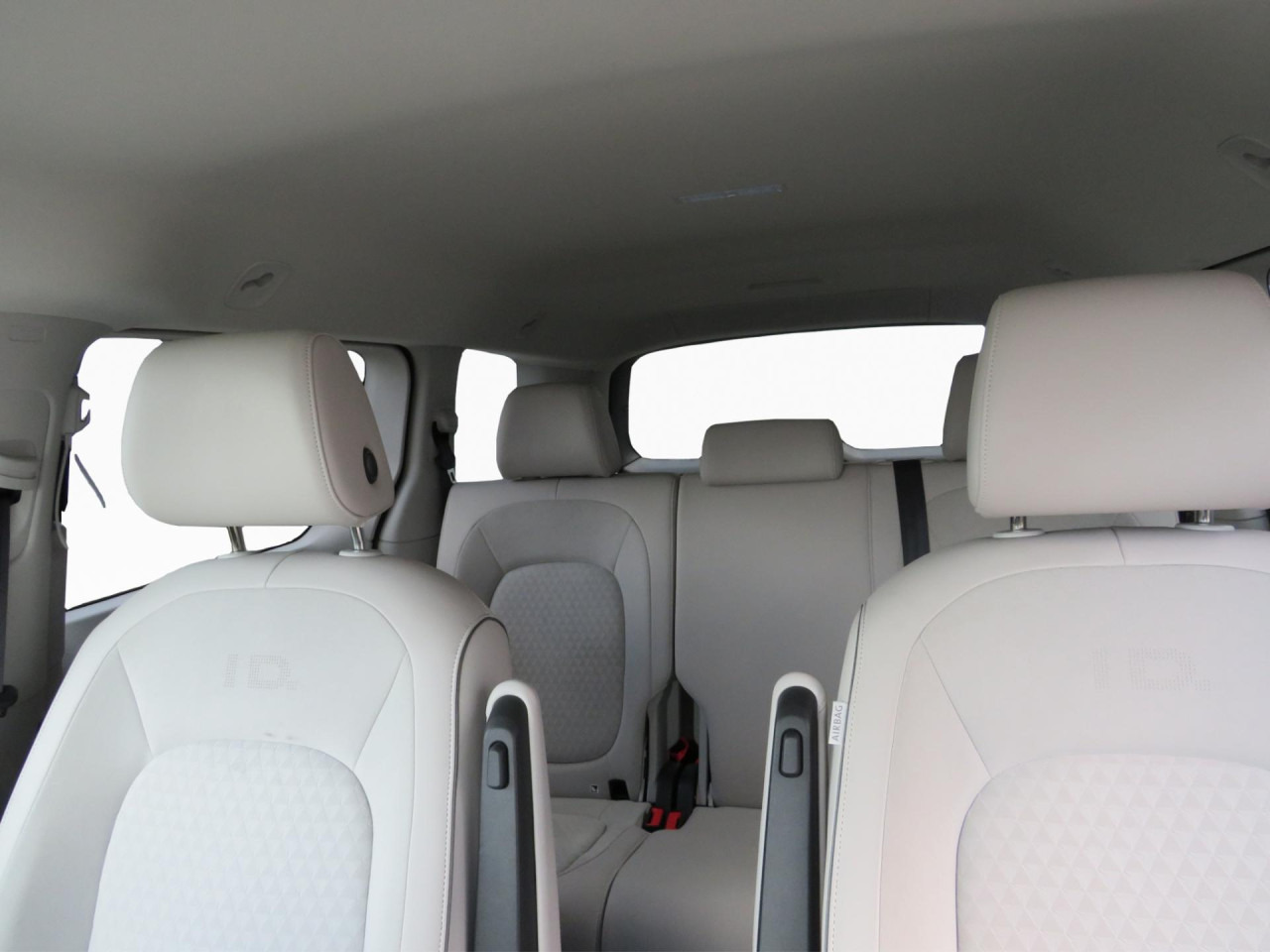VOLKSWAGEN ID.Buzz Pro Design 150 kW Klima AHK Navi ZV - Voiture: photos 4 VOLKSWAGEN ID.Buzz Pro Design 150 kW Klima AHK Navi ZV - Voiture: photos 4