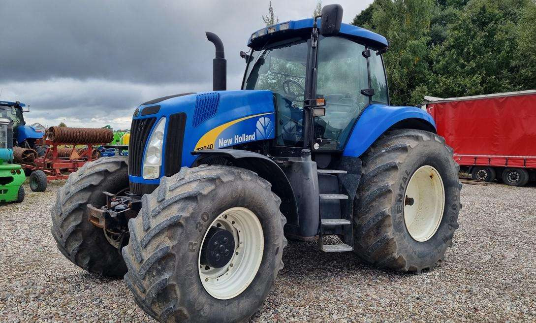 New Holland T8040 - Tracteur agricole: photos 1 New Holland T8040 - Tracteur agricole: photos 1