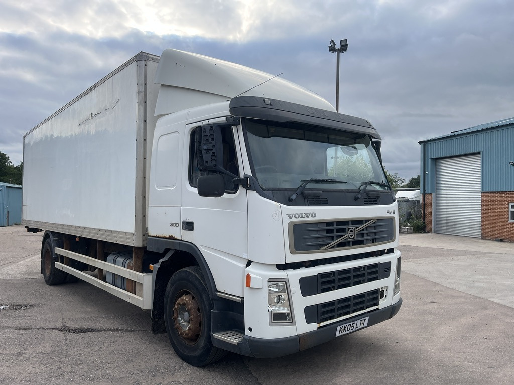 Volvo FM9 300 4x2 Box Van - Fourgon grand volume: photos 2 Volvo FM9 300 4x2 Box Van - Fourgon grand volume: photos 2