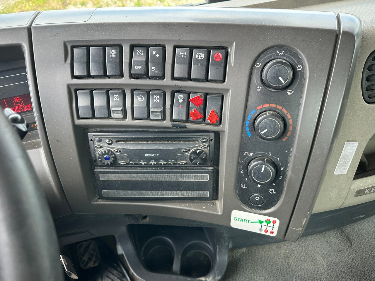 RENAULT / RENAULT TRUCKS Kerax 450 8x2 Abroller - Camion ampliroll: photos 4 RENAULT / RENAULT TRUCKS Kerax 450 8x2 Abroller - Camion ampliroll: photos 4