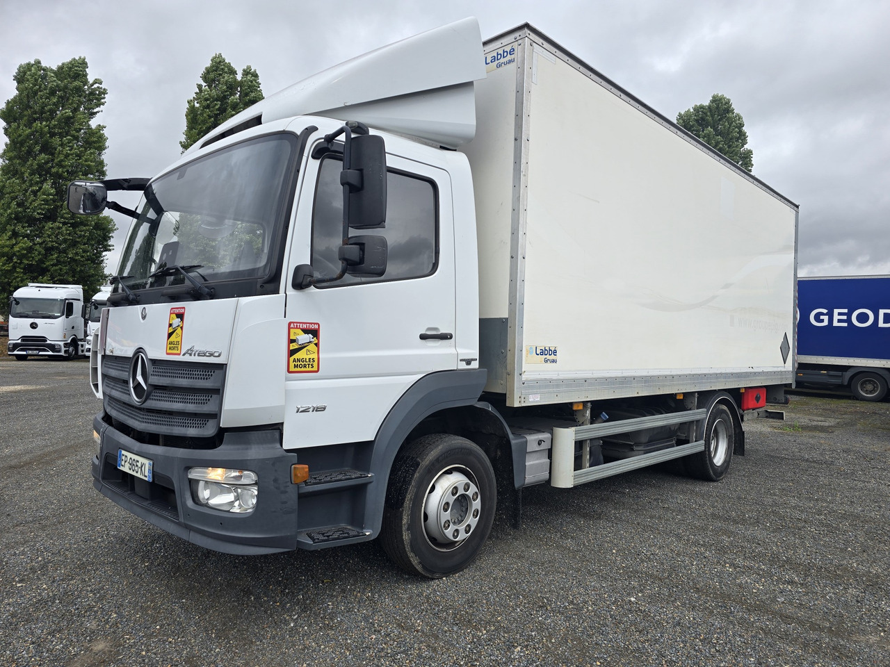 MERCEDES-BENZ Atego 1218 - Bo - LIFT - SIDE DOOR - ADR - Camion fourgon: photos 2 MERCEDES-BENZ Atego 1218 - Bo - LIFT - SIDE DOOR - ADR - Camion fourgon: photos 2