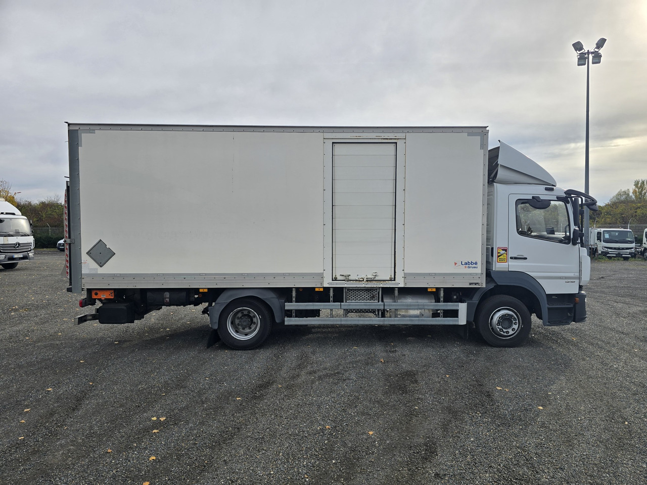 MERCEDES-BENZ Atego 1218 - Box - LIFT - SIDE DOOR - ADR - Camion fourgon: photos 3 MERCEDES-BENZ Atego 1218 - Box - LIFT - SIDE DOOR - ADR - Camion fourgon: photos 3