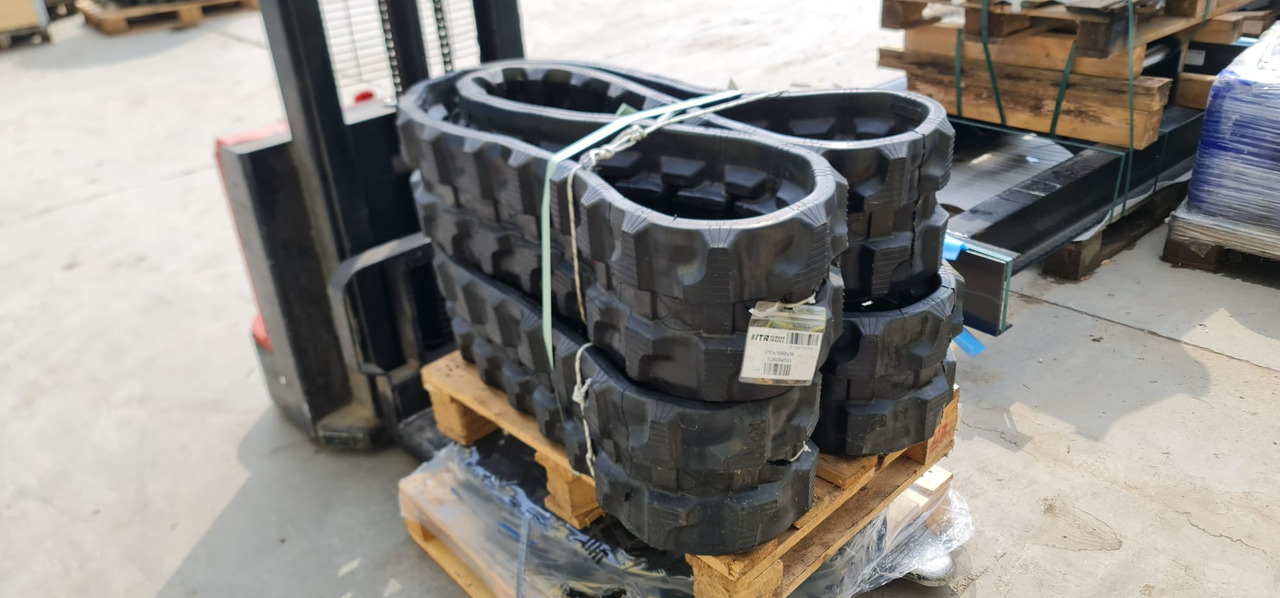 ITR 250x109x38W - Chenille pour Engins de chantier: photos 1 ITR 250x109x38W - Chenille pour Engins de chantier: photos 1