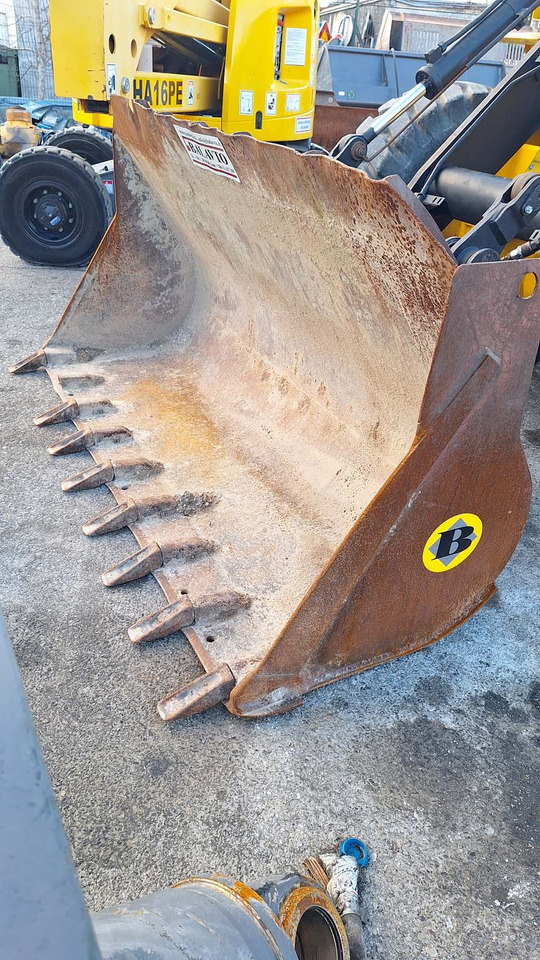 Loader bucket BOE 2400 mm for 12-15 ton wheel loaders - Godet pour chargeur pour Chargeuse sur pneus: photos 2 Loader bucket BOE 2400 mm for 12-15 ton wheel loaders - Godet pour chargeur pour Chargeuse sur pneus: photos 2
