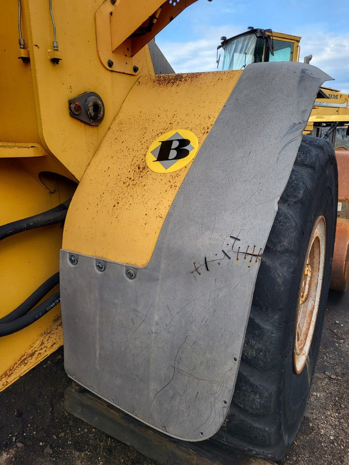 Volvo right front mudguard - Pièces de rechange pour Chargeuse sur pneus: photos 1 Volvo right front mudguard - Pièces de rechange pour Chargeuse sur pneus: photos 1