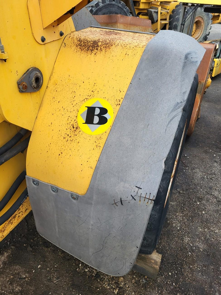 Volvo right front mudguard - Pièces de rechange pour Chargeuse sur pneus: photos 2 Volvo right front mudguard - Pièces de rechange pour Chargeuse sur pneus: photos 2