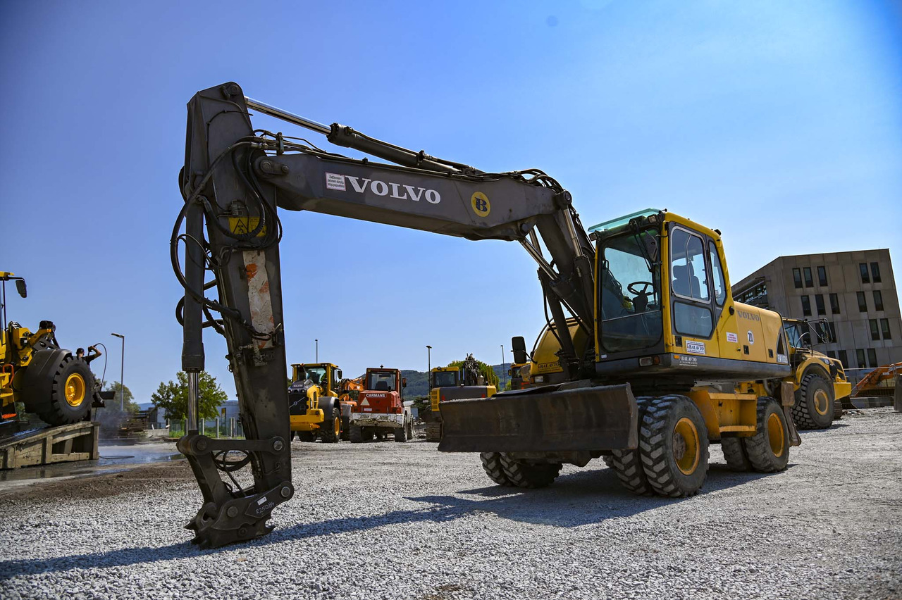 VOLVO EW180B - Pelle sur pneus: photos 1 VOLVO EW180B - Pelle sur pneus: photos 1