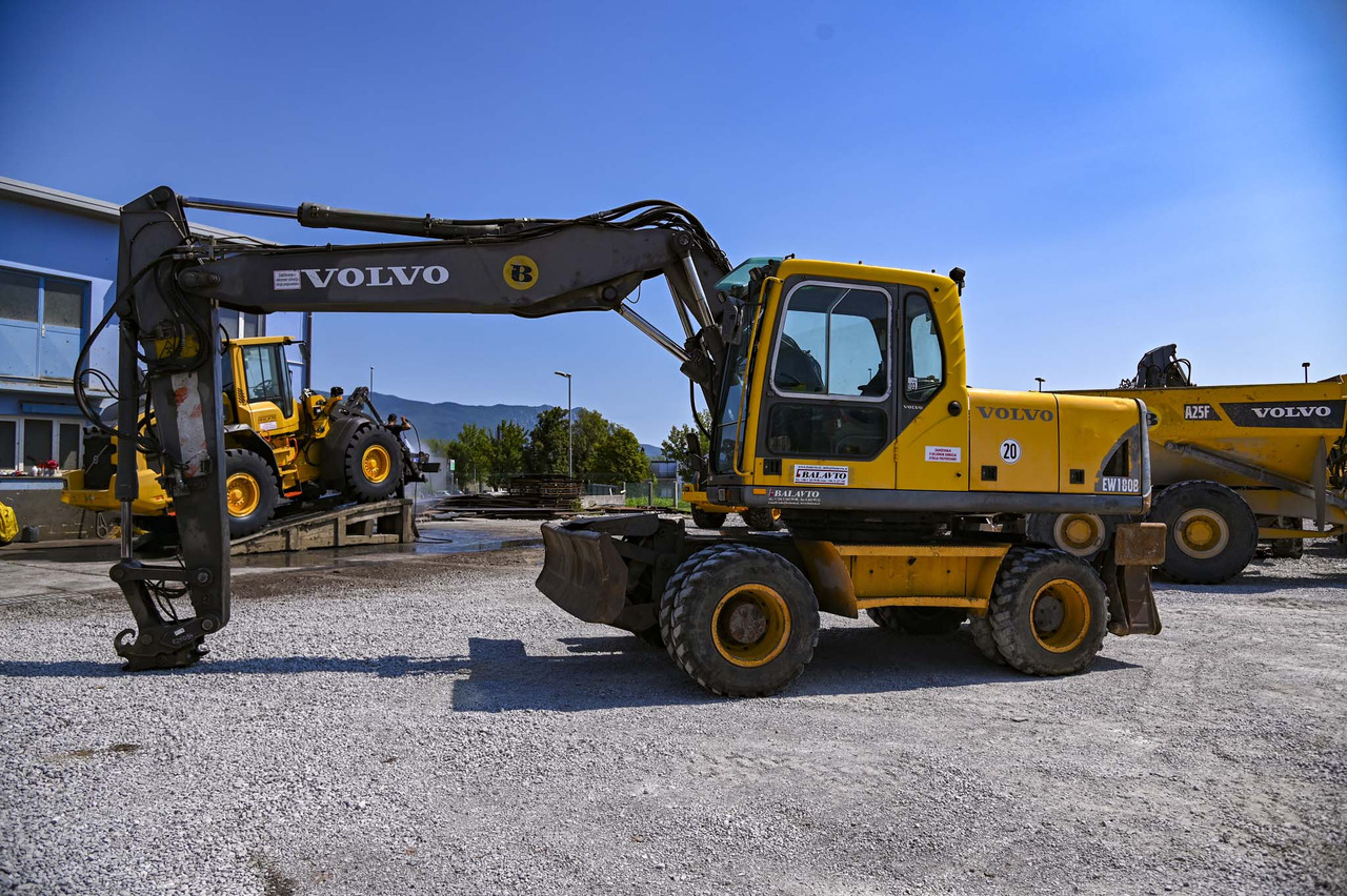 VOLVO EW180B - Pelle sur pneus: photos 2 VOLVO EW180B - Pelle sur pneus: photos 2