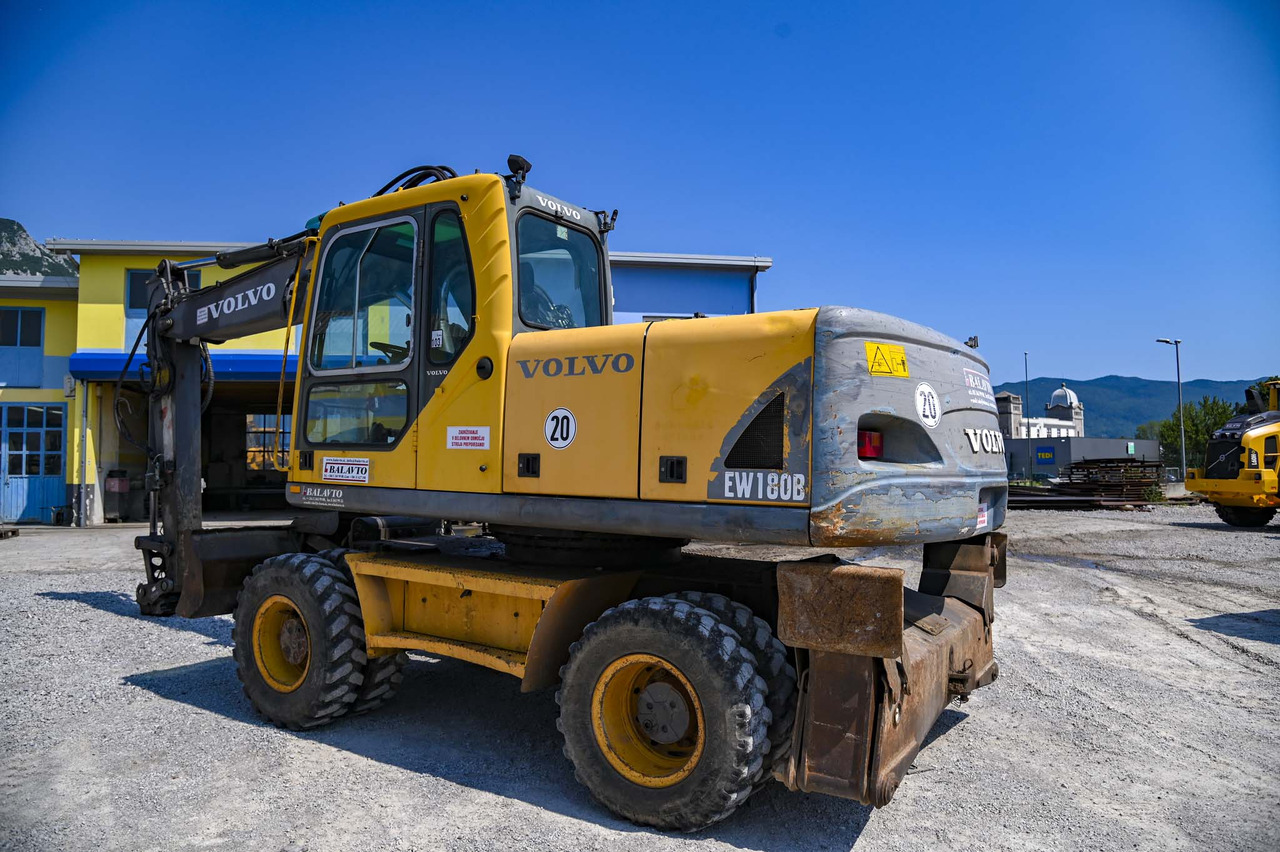VOLVO EW180B - Pelle sur pneus: photos 4 VOLVO EW180B - Pelle sur pneus: photos 4