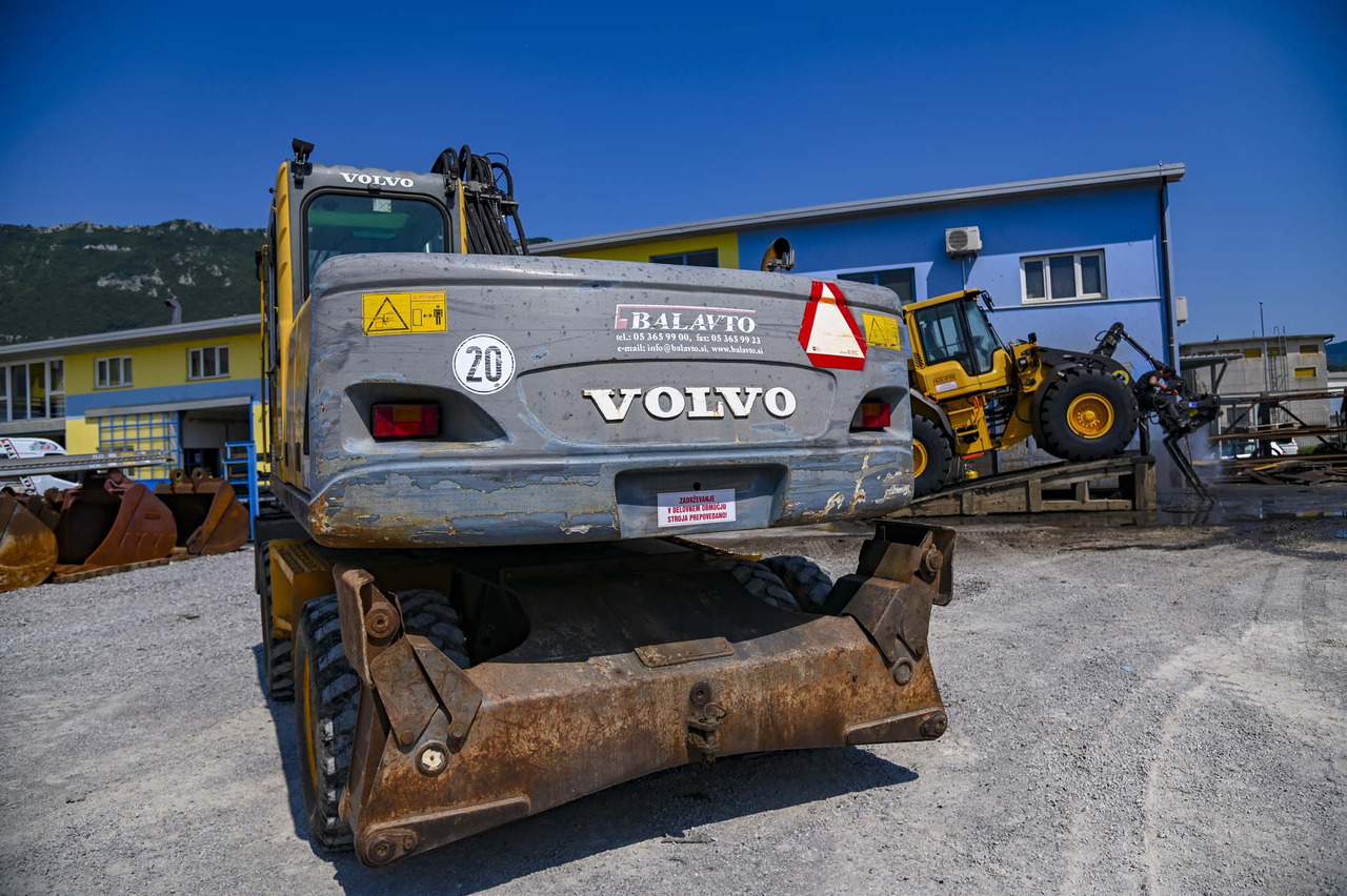 VOLVO EW180B - Pelle sur pneus: photos 5 VOLVO EW180B - Pelle sur pneus: photos 5