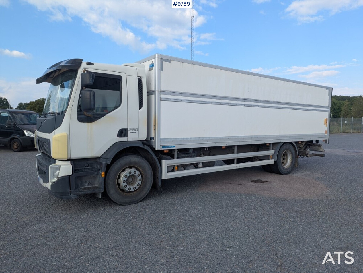 Camion fourgon Box Truck Volvo FE 4X2 with tail lift, height adjustable box: photos 1