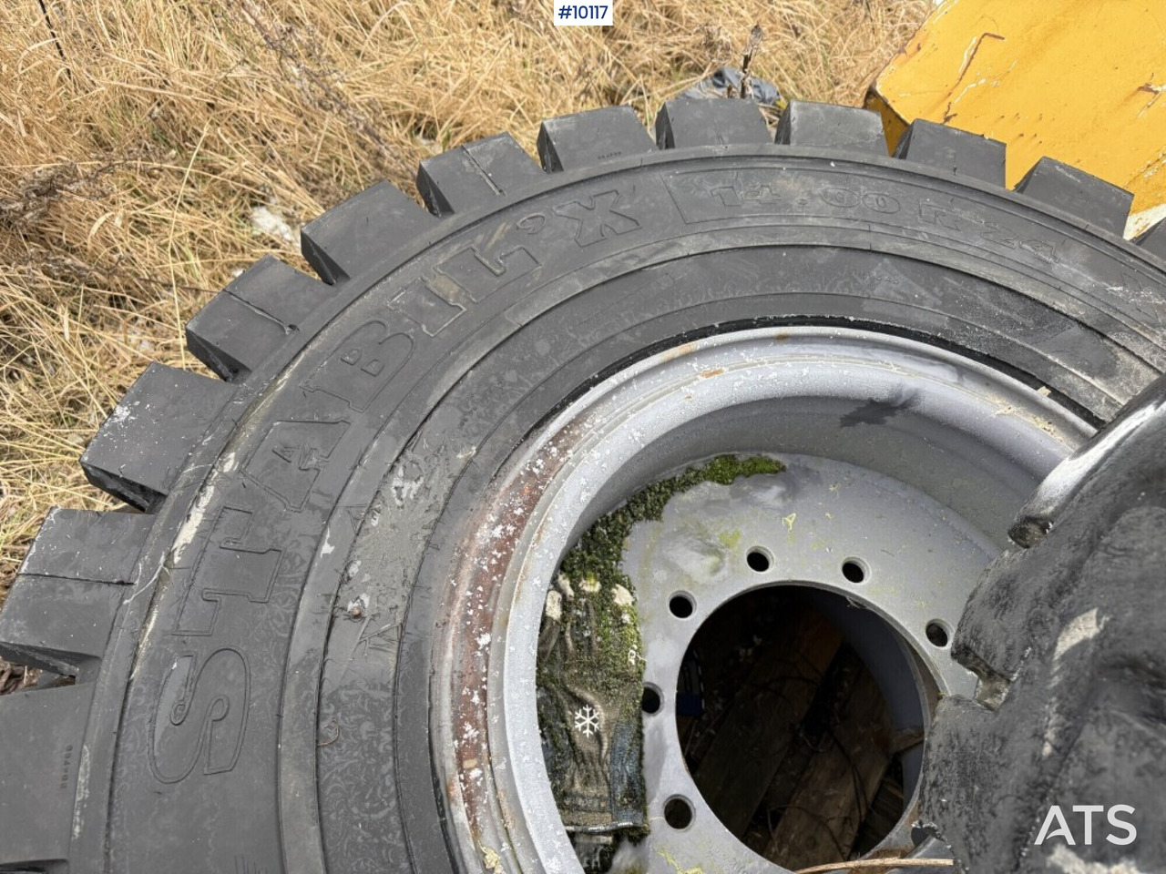 Various Construction tires with rims for lift - Roue complète pour Engins de chantier: photos 4 Various Construction tires with rims for lift - Roue complète pour Engins de chantier: photos 4