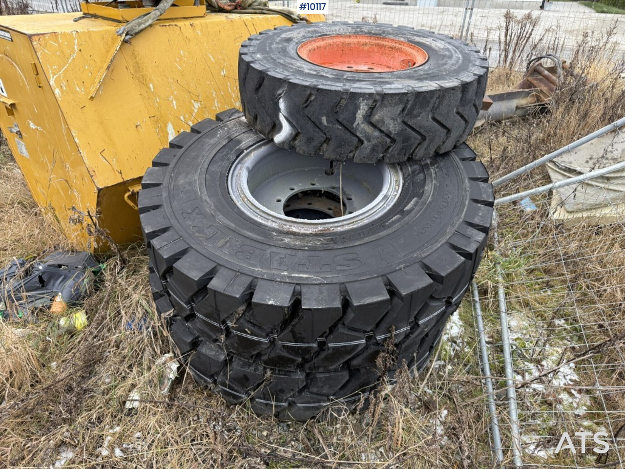 Various Construction tires with rims for lift - Roue complète pour Engins de chantier: photos 1 Various Construction tires with rims for lift - Roue complète pour Engins de chantier: photos 1