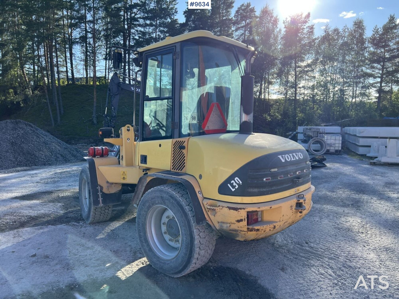 Volvo L30Z Wheel loader with multiple attachments - Chargeuse sur pneus: photos 4 Volvo L30Z Wheel loader with multiple attachments - Chargeuse sur pneus: photos 4