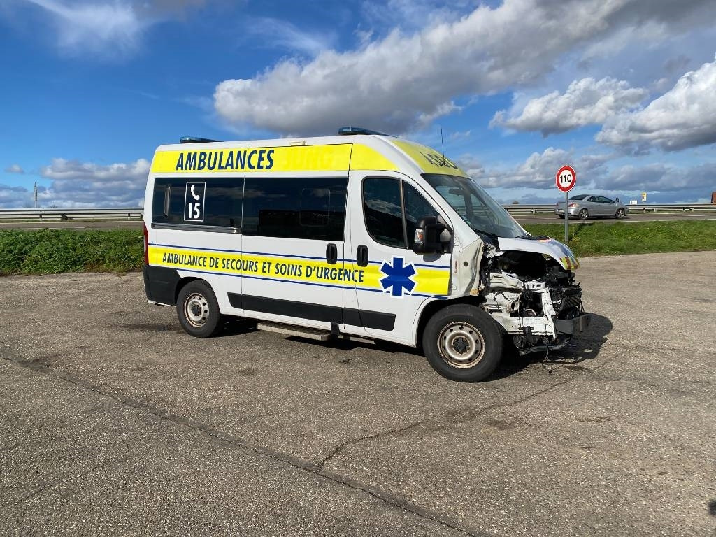 Fiat LES DAUPHINS/DUCATO TORINO 2.3M-Jet 160 endommagée - Ambulance: photos 3 Fiat LES DAUPHINS/DUCATO TORINO 2.3M-Jet 160 endommagée - Ambulance: photos 3