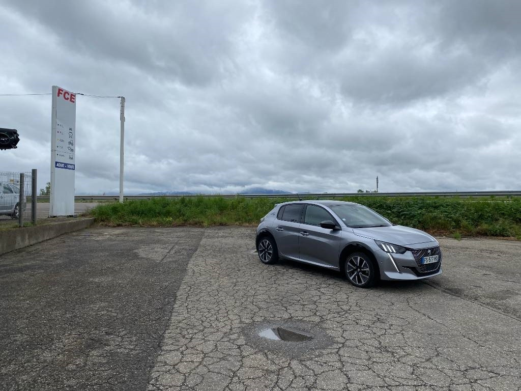 Peugeot e208 136/GT-Line Toit Panoramique 1er Main - Voiture: photos 3 Peugeot e208 136/GT-Line Toit Panoramique 1er Main - Voiture: photos 3