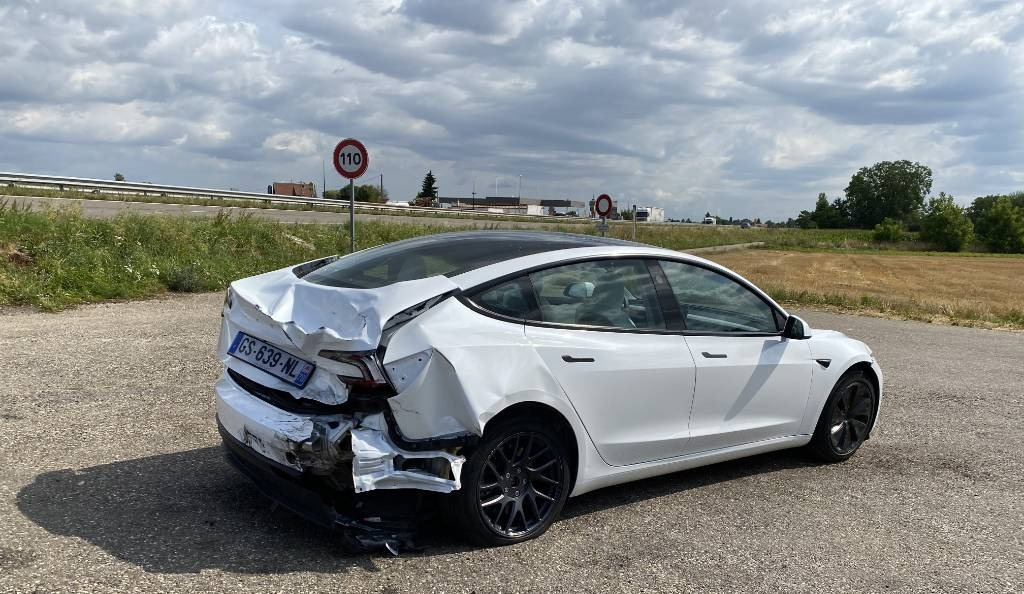 Tesla MODEL 3 5YJ3 Carte Grise Française endommagée - Voiture: photos 4 Tesla MODEL 3 5YJ3 Carte Grise Française endommagée - Voiture: photos 4