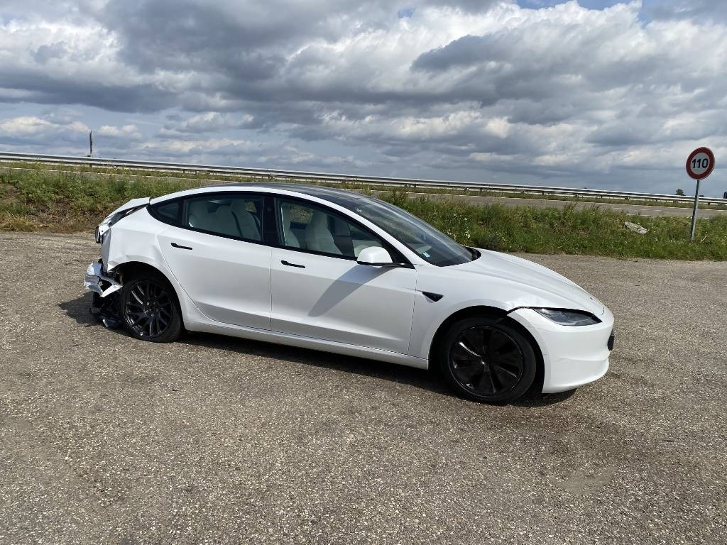 Tesla MODEL 3 5YJ3 Carte Grise Française endommagée - Voiture: photos 3 Tesla MODEL 3 5YJ3 Carte Grise Française endommagée - Voiture: photos 3