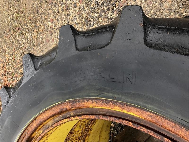 Michelin 14.9 R38 - Pneu pour Machine agricole: photos 3 Michelin 14.9 R38 - Pneu pour Machine agricole: photos 3