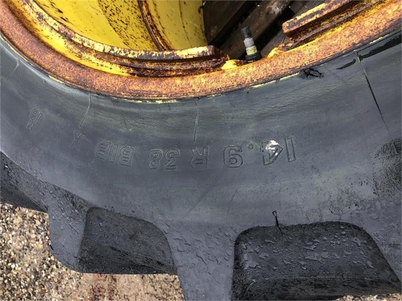 Michelin 14.9 R38 - Pneu pour Machine agricole: photos 2 Michelin 14.9 R38 - Pneu pour Machine agricole: photos 2