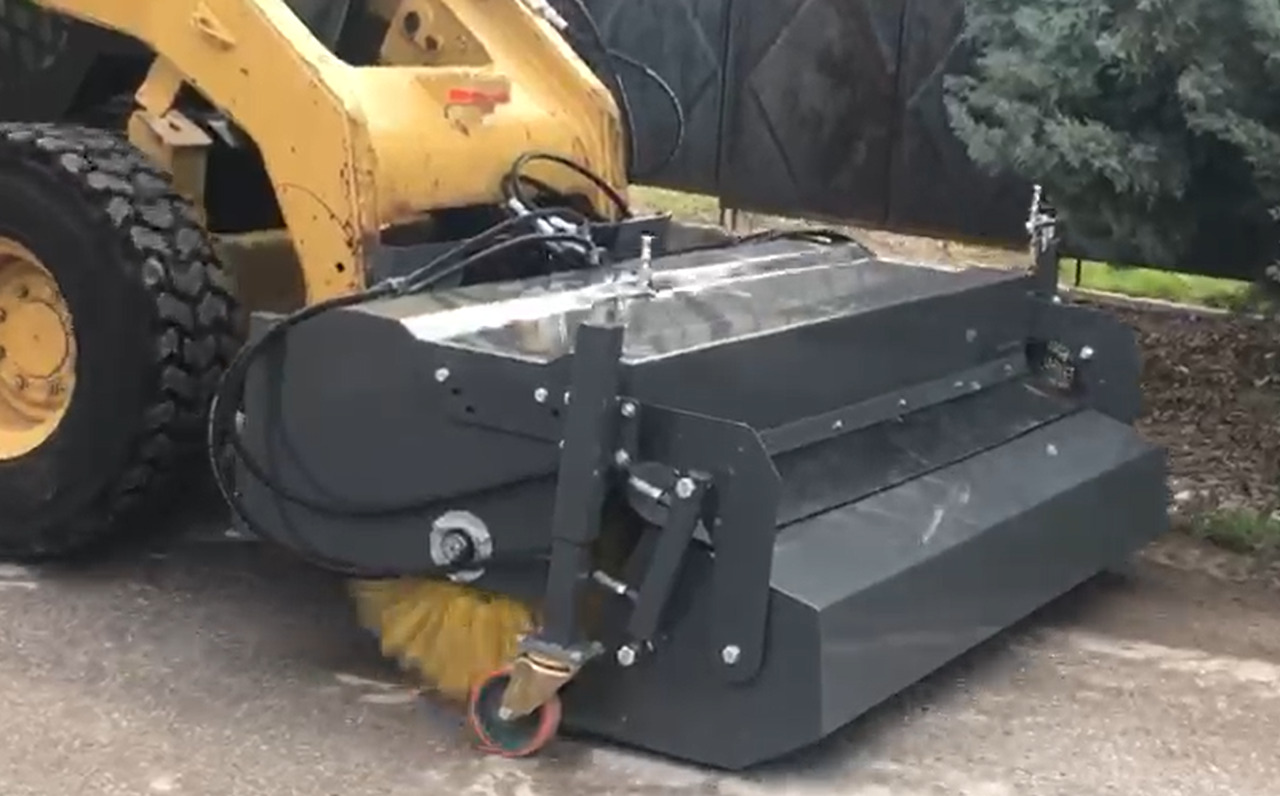 SAYGINLAR SKID STEER MOUNTED ROAD SWEEPER - Brosse pour Mini chargeuse: photos 3 SAYGINLAR SKID STEER MOUNTED ROAD SWEEPER - Brosse pour Mini chargeuse: photos 3