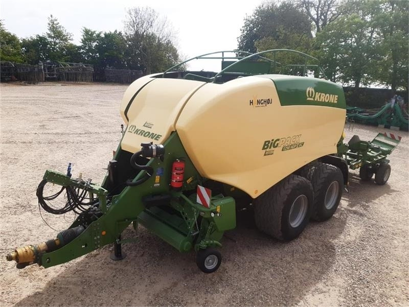 Krone Big Pack 1290 HDP II XC m. Balecollect 1230 - Presse à balles cubiques: photos 1 Krone Big Pack 1290 HDP II XC m. Balecollect 1230 - Presse à balles cubiques: photos 1