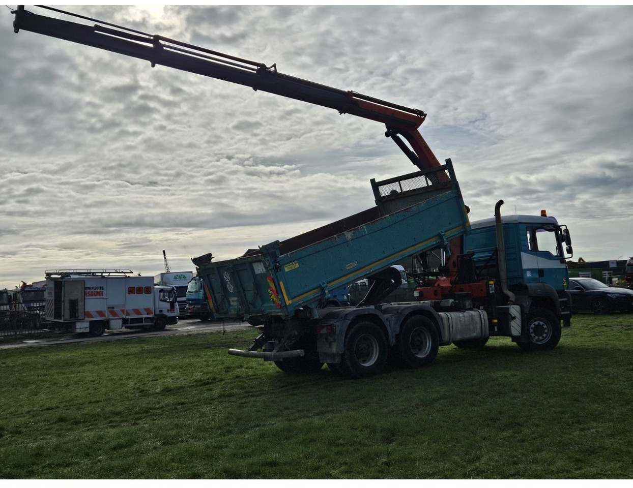 MAN TGA 33.360 TIPPER 3 SIDE CRANE PALFINGER 16502 *REMOTE CONTROL - Camion benne: photos 2 MAN TGA 33.360 TIPPER 3 SIDE CRANE PALFINGER 16502 *REMOTE CONTROL - Camion benne: photos 2