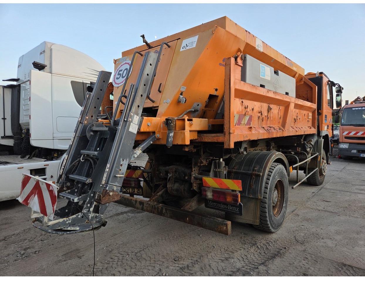 MERCEDES ACTROS 1836 4X4 TIPPER possible to buy with salt spreader - Camion benne: photos 2 MERCEDES ACTROS 1836 4X4 TIPPER possible to buy with salt spreader - Camion benne: photos 2