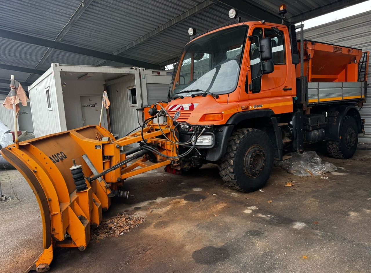 Unimog U400 4x4, Winterdienst, Schild+Streuer - Camion: photos 1 Unimog U400 4x4, Winterdienst, Schild+Streuer - Camion: photos 1