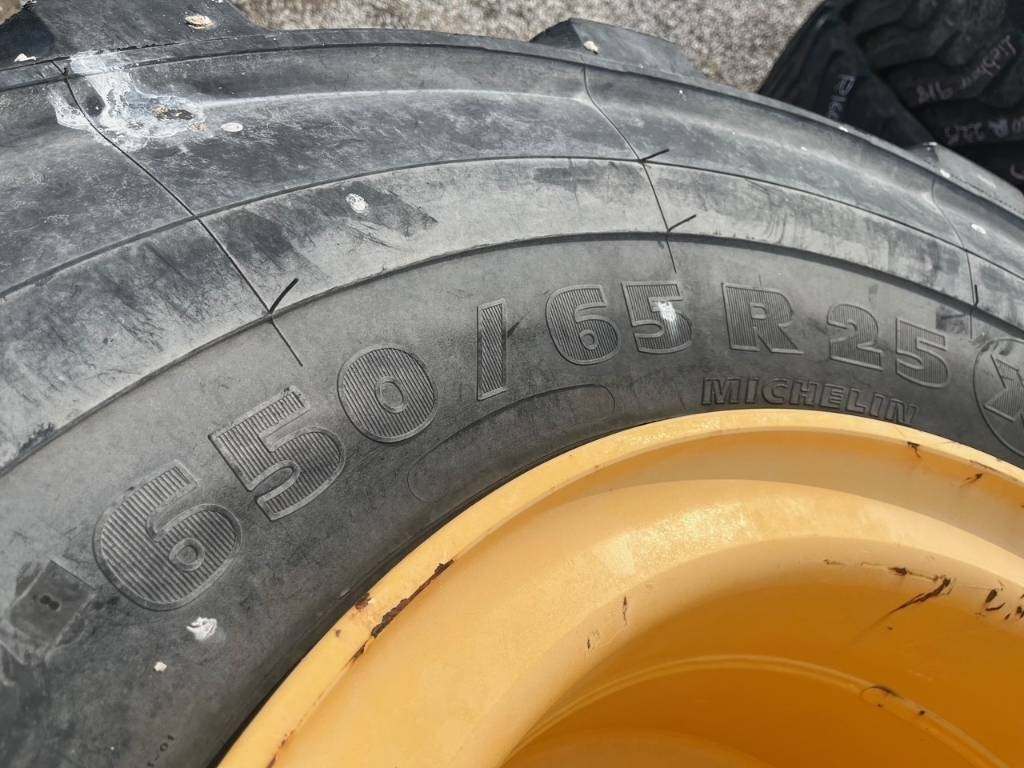 Michelin 650/65R25 Volvo L90 E , F , G , H - Roue complète: photos 3 Michelin 650/65R25 Volvo L90 E , F , G , H - Roue complète: photos 3