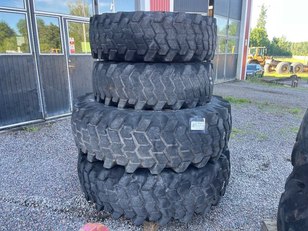 Nokian 18,4-34 14,9-24 till Volvo Bm 840 841 - Pneu pour Engins de chantier: photos 1 Nokian 18,4-34 14,9-24 till Volvo Bm 840 841 - Pneu pour Engins de chantier: photos 1