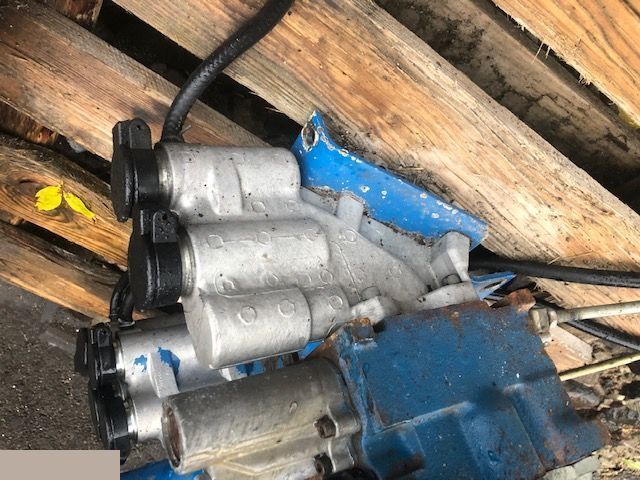 Ford New Holland - Rozdzielacz Hydrauliczny - Valve hydraulique pour Machine agricole: photos 3 Ford New Holland - Rozdzielacz Hydrauliczny - Valve hydraulique pour Machine agricole: photos 3