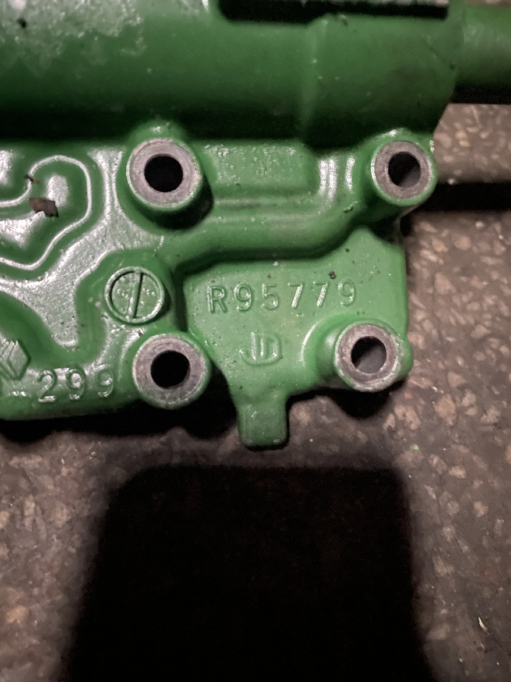 John Deere 6100 6200 6300 6400 6500 - pokrywa skrzyni biegów R95779 - Boîte de vitesse et pièces pour Machine agricole: photos 2 John Deere 6100 6200 6300 6400 6500 - pokrywa skrzyni biegów R95779 - Boîte de vitesse et pièces pour Machine agricole: photos 2