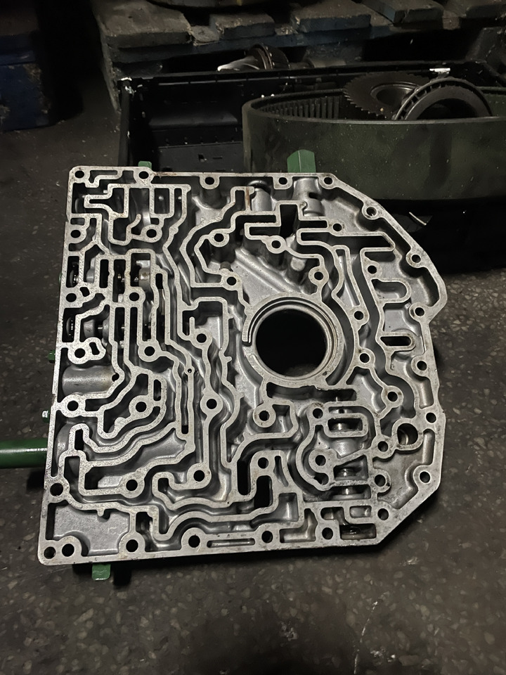 John Deere 6100 6200 6300 6400 6500 - pokrywa skrzyni biegów R95779 - Boîte de vitesse et pièces pour Machine agricole: photos 3 John Deere 6100 6200 6300 6400 6500 - pokrywa skrzyni biegów R95779 - Boîte de vitesse et pièces pour Machine agricole: photos 3