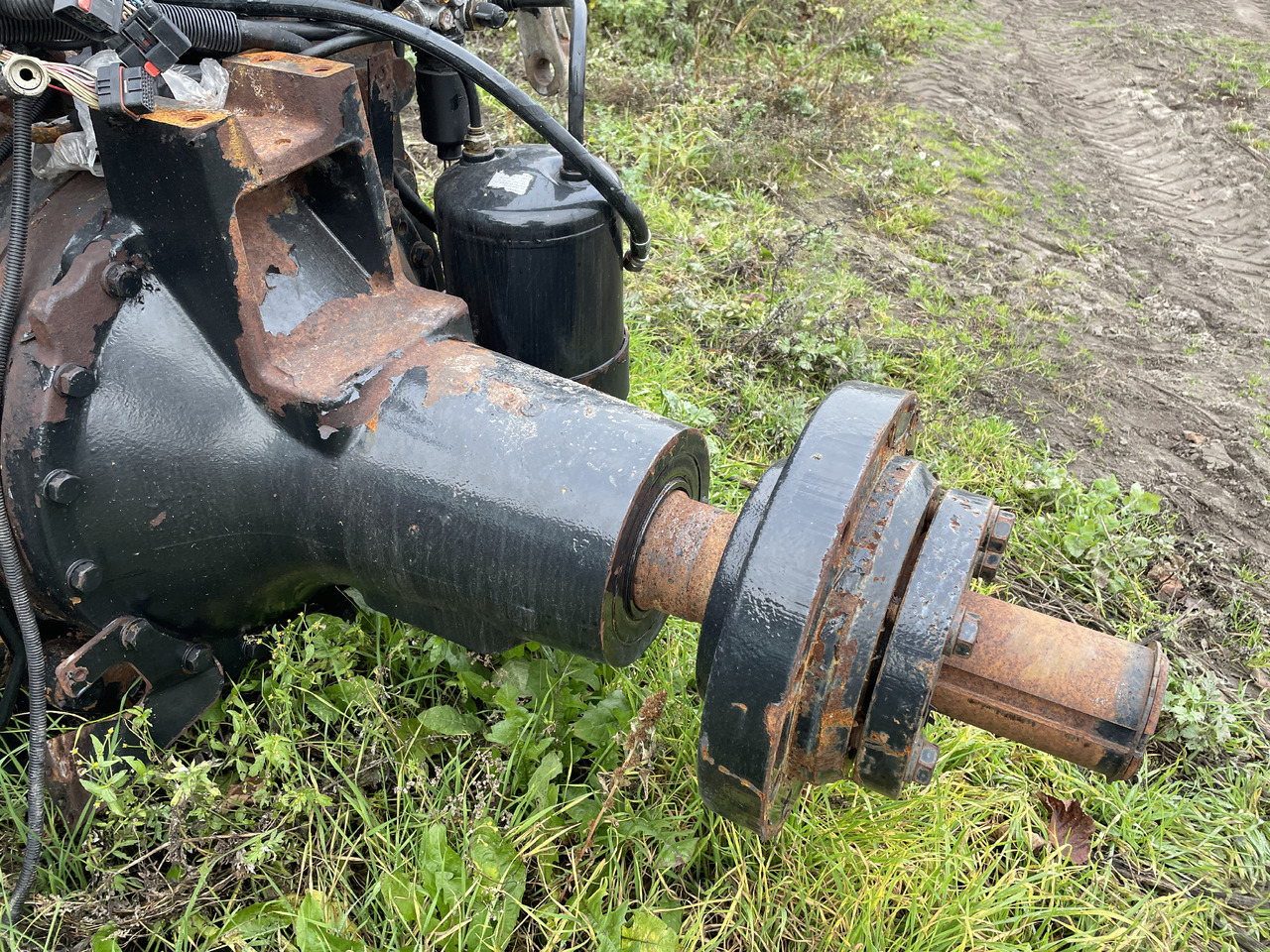 New Holland T8040 Case Magnum 310 - części - obudowa osi 87367552 - Essieu et pièces pour Tracteur agricole: photos 1 New Holland T8040 Case Magnum 310 - części - obudowa osi 87367552 - Essieu et pièces pour Tracteur agricole: photos 1