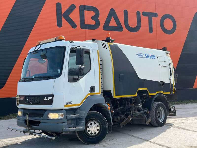 DAF LF 55.180 4x2 Schmidt SK 600 Dual LP - Balayeuse de voirie: photos 1 DAF LF 55.180 4x2 Schmidt SK 600 Dual LP - Balayeuse de voirie: photos 1