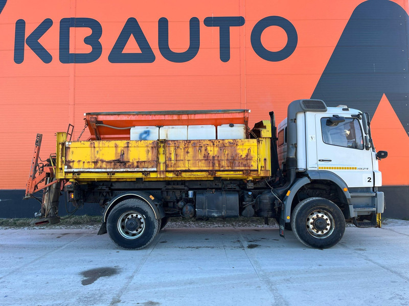 Mercedes-Benz Axor 1824 4x4 POSSIBLE TO BUY WITH SPREADER & FRONT PLOW - Camion benne: photos 4 Mercedes-Benz Axor 1824 4x4 POSSIBLE TO BUY WITH SPREADER & FRONT PLOW - Camion benne: photos 4