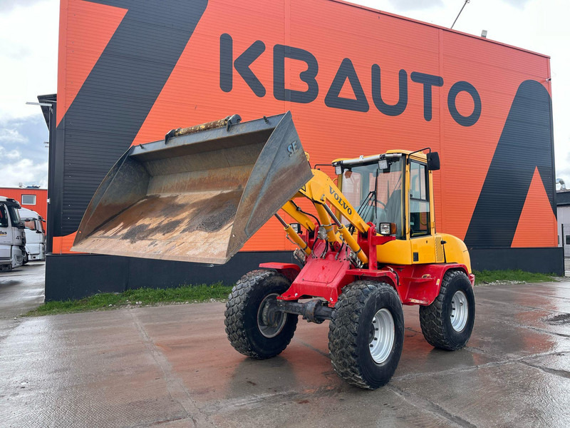 Volvo L 30 B-Z/X 4x4 AC / QUICK COUPLER / BUCKET + FORKS - Chargeuse sur pneus: photos 1 Volvo L 30 B-Z/X 4x4 AC / QUICK COUPLER / BUCKET + FORKS - Chargeuse sur pneus: photos 1