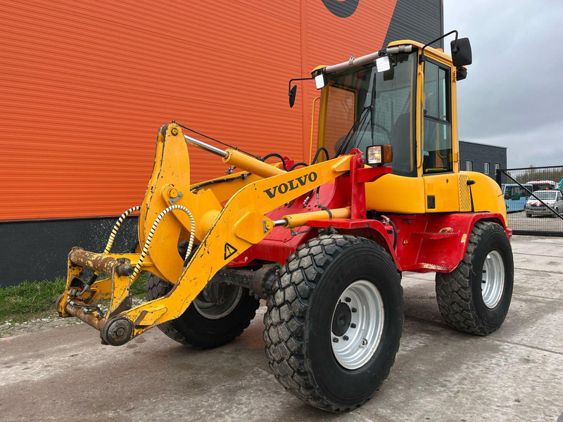 Volvo L 30 B-Z/X 4x4 AC / QUICK COUPLER / BUCKET + FORKS - Chargeuse sur pneus: photos 3 Volvo L 30 B-Z/X 4x4 AC / QUICK COUPLER / BUCKET + FORKS - Chargeuse sur pneus: photos 3