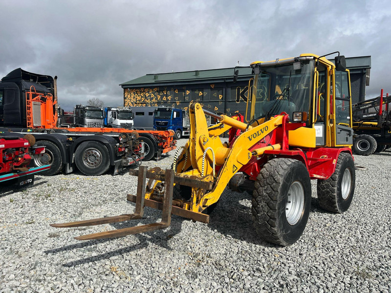 Volvo L 30 B-Z/X 4x4 AC / QUICK COUPLER / BUCKET + FORKS - Chargeuse sur pneus: photos 2 Volvo L 30 B-Z/X 4x4 AC / QUICK COUPLER / BUCKET + FORKS - Chargeuse sur pneus: photos 2