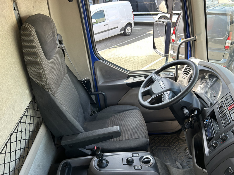 DAF LF 210 FA / 12 Ton / 361 dkm / Curtainside / Loadlift / NL Truck - Camion à rideaux coulissants: photos 3 DAF LF 210 FA / 12 Ton / 361 dkm / Curtainside / Loadlift / NL Truck - Camion à rideaux coulissants: photos 3