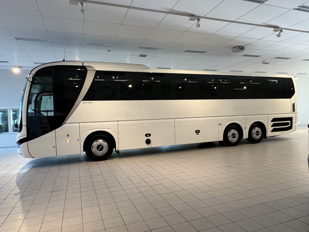 MAN Lions Coach R08 Euro 6E (Dark Edition) - Autocar: photos 4 MAN Lions Coach R08 Euro 6E (Dark Edition) - Autocar: photos 4