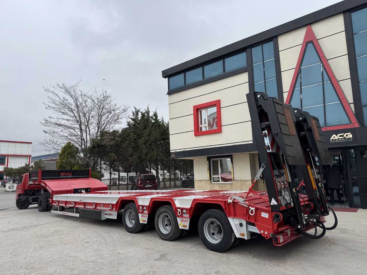 GVN Trailer 3 AXLE LOWBED WITH WHEEL RECESSES - Semi-remorque surbaissé: photos 1 GVN Trailer 3 AXLE LOWBED WITH WHEEL RECESSES - Semi-remorque surbaissé: photos 1