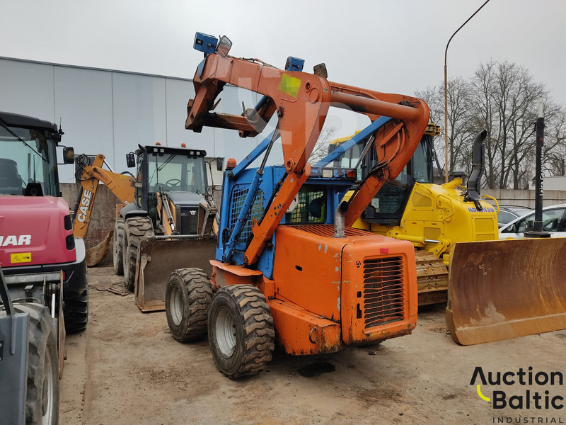 New Holland LS 185 B - Mini chargeuse: photos 3 New Holland LS 185 B - Mini chargeuse: photos 3
