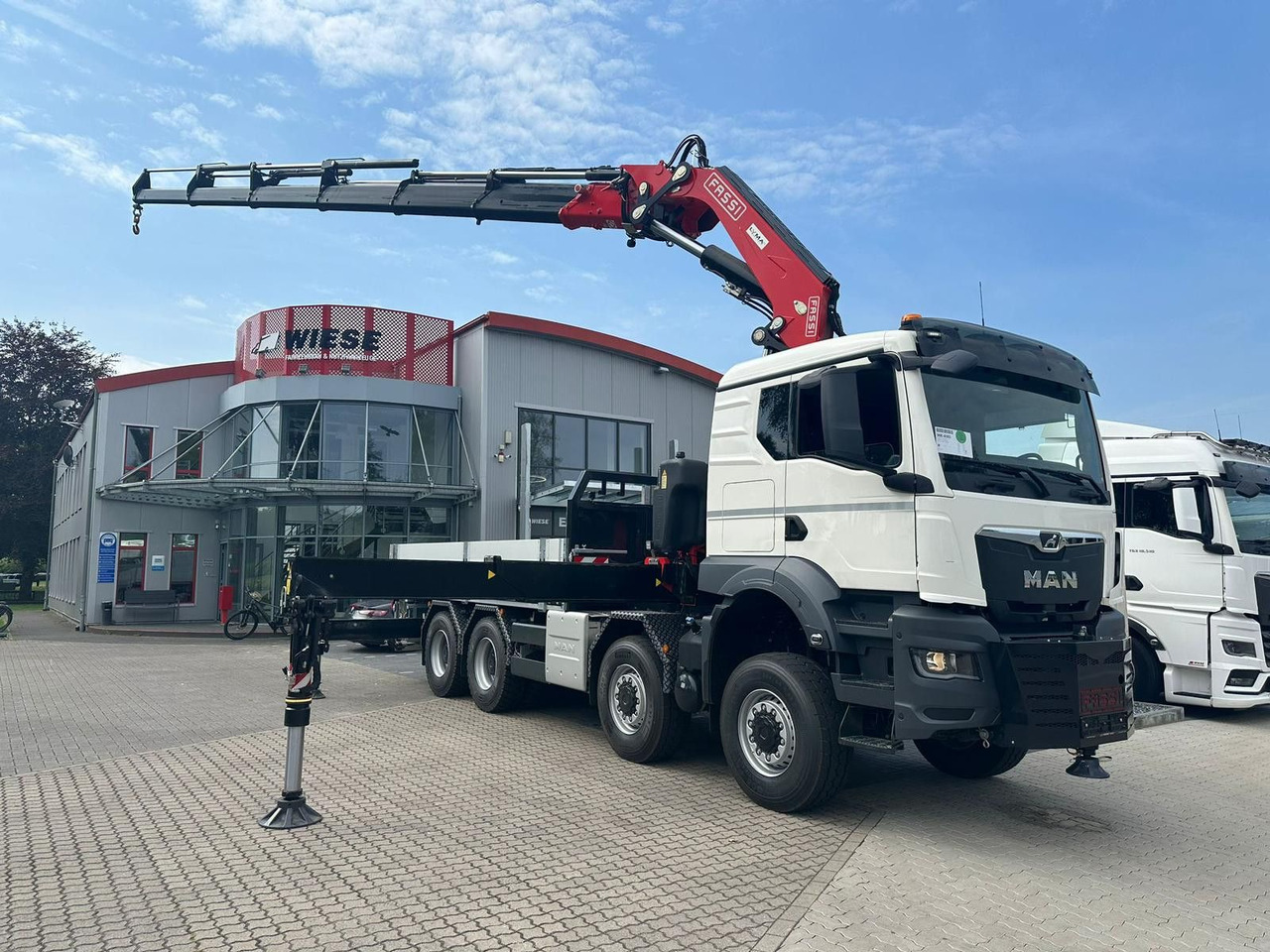 MAN TGS 41.520 8x8 mit Fassi Ladekran F710RA.2.26 - Camion plateau: photos 1 MAN TGS 41.520 8x8 mit Fassi Ladekran F710RA.2.26 - Camion plateau: photos 1