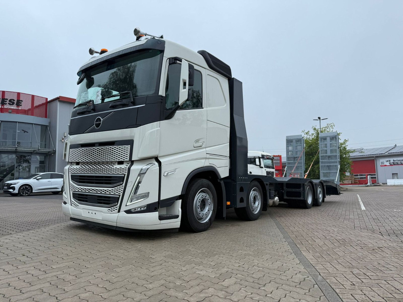 Volvo Arbeitsbühnen Baumaschinentransporter mit Rampen - Camion plateau: photos 5 Volvo Arbeitsbühnen Baumaschinentransporter mit Rampen - Camion plateau: photos 5