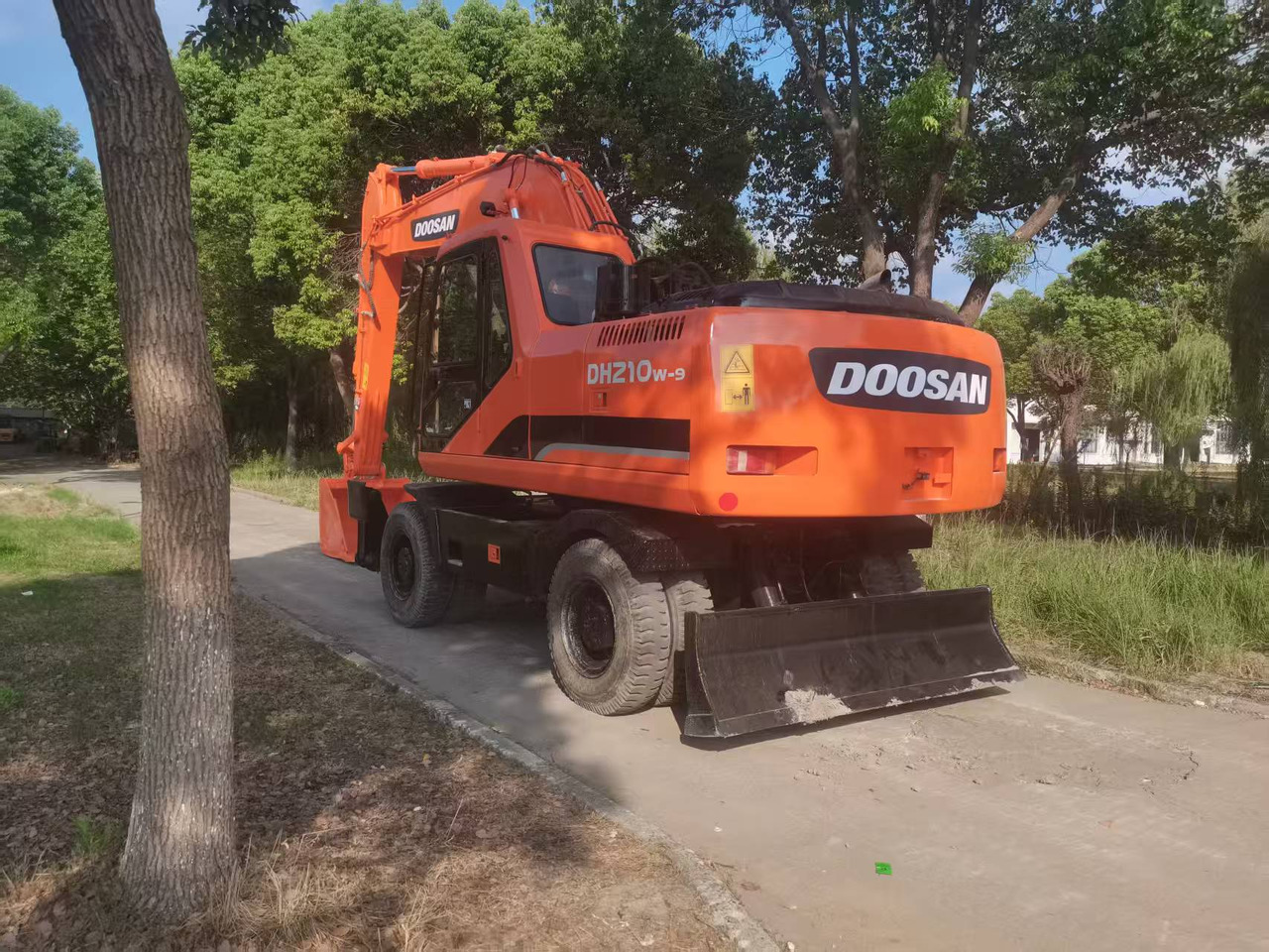 DOOSAN DH210W-9C - Pelle sur pneus: photos 2 DOOSAN DH210W-9C - Pelle sur pneus: photos 2