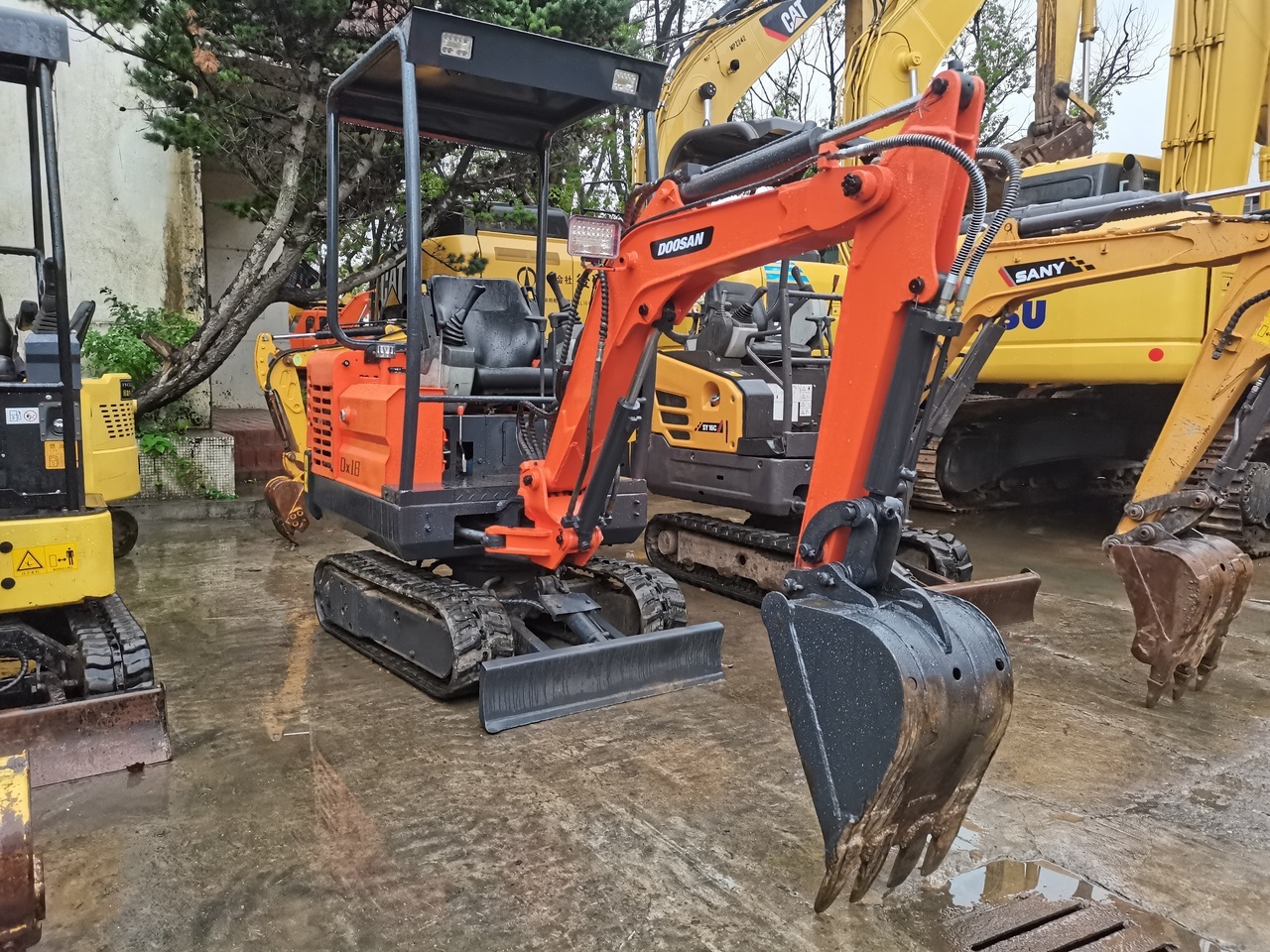 DOOSAN DX18 - Mini pelle: photos 1 DOOSAN DX18 - Mini pelle: photos 1